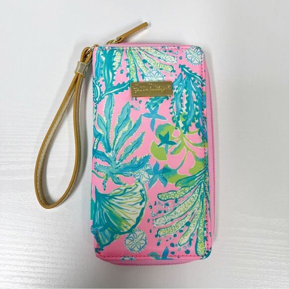 Lilly Pulitzer Handbags - Lilly Pulitzer Smartphone Tiki Palm Wristlet